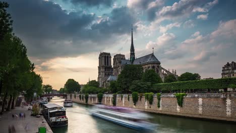 Frankreich-Notre-Dame-de-Paris-Abend-Fluss-touristischen-Schiff-Verkehr-Panorama-4k-Zeitraffer