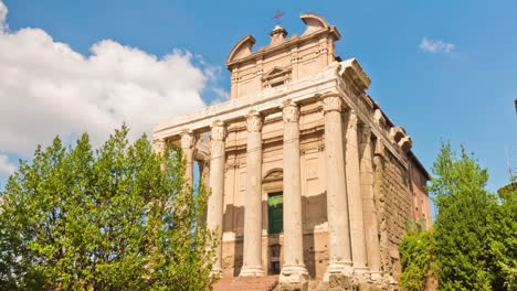 Templo-de-Foro-Romano-Italia-verano-día-de-Antonino-y-faustina-panorama-4k-lapso-de-tiempo