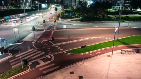 Kreuzung-und-schnelle-Fahrzeuge-in-die-moderne-Stadt-bei-Nacht