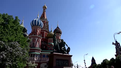 Monument-to-Minin-and-Pozharsky-against-Saint-Basil's-Cathedral,-orbital-shot