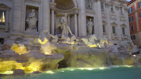 Trevi-Brunnen-in-der-Abenddämmerung