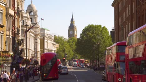 London,-Traffic-on-Trafalgar-square