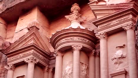 Al-Khazneh-o-el-Tesoro-en-la-antigua-Ciudad-Rosa-de-Petra-en-Jordania