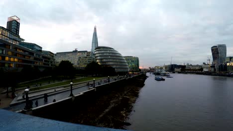 Edificios-de-negocios-y-río-Támesis,-Londres,-Reino-Unido,-lapso-de-tiempo