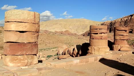 Antiguas-columnas-del-gran-templo-o-templo-de-leones-alados-en-Petra,-Jordania