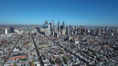 Drone-volando-hacia-el-centro-de-la-ciudad