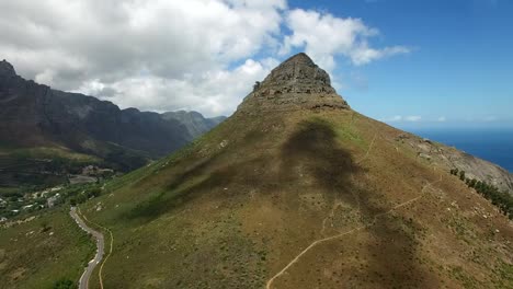 Aerial-steigende-Kran-Löwen-Kopf-mountain