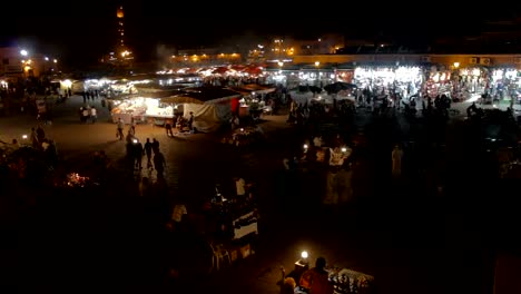 Squre-de-Jemaa-el-Fna-de-noche.-Gente-camina-alrededor-de-la-Plaza-de-noche