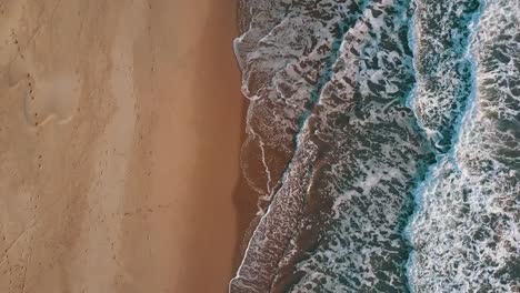 Vídeo-aérea-de-una-playa-salvaje-italiana-al-atardecer