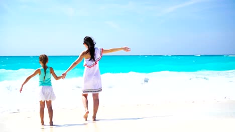 Entzückende-Mädchen-und-junge-Mutter-am-tropischen-Strand