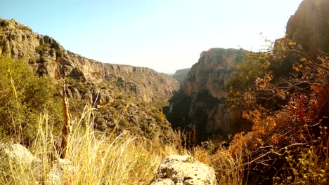 Canyon-Schlucht-Seytanderesi-in-der-Nähe-der-antiken-Stadt-Adamkayalar-Winter-gelben-Grases-blauer-Himmel-Provinz-Mersin-Türkei