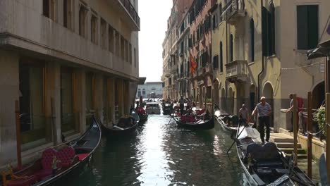 Italien-Tag-Zeit-Venedig-Canal-street-Boot-Parkplatz-Stadtpanorama-4k