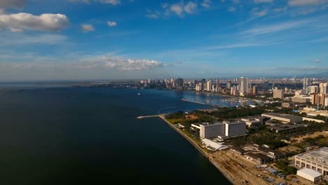 Luftbild-Stadt-mit-Wolkenkratzern-und-Gebäuden.-Philippinen,-Manila,-Makati