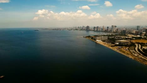 Luftbild-Stadt-mit-Wolkenkratzern-und-Gebäuden.-Philippinen,-Manila,-Makati