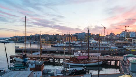 Zeitraffer-Video-der-Stadt-Oslo,-Oslo-Hafen-mit-Booten-und-Yachten-in-der-Dämmerung-in-Norwegen