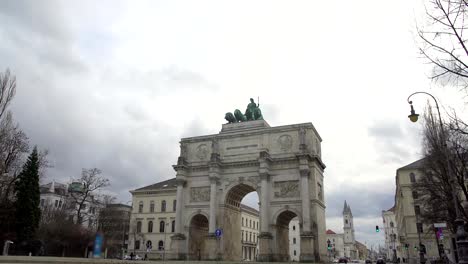 Beautiful-Siegestor-triumphal-arch-attracting-tourists-in-Munich,-Germany