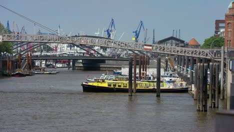 Hermosa-vista-en-canal,-en-el-famoso-puerto-de-Hamburgo