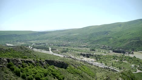 Luftbild-Highway-zwischen-Bergen-in-Georgien