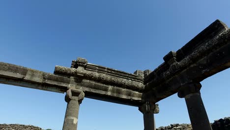 Pan-lento-alrededor-de-la-vieja-sinagoga-ruinas-en-Israel