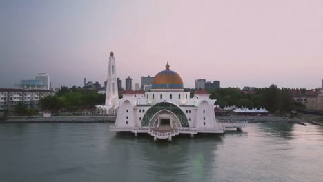 Aerial-Footage---Dawn-at-a-mosque,-The-Melaka-Straits-Mosque