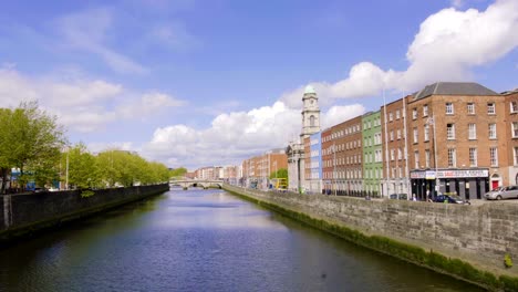 Panorama-im-sonnigen-Tag-des-Liffey-Bridge-in-Dublin,-Irland