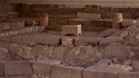 Pan-sobre-los-escombros-del-antiguo-templo-de