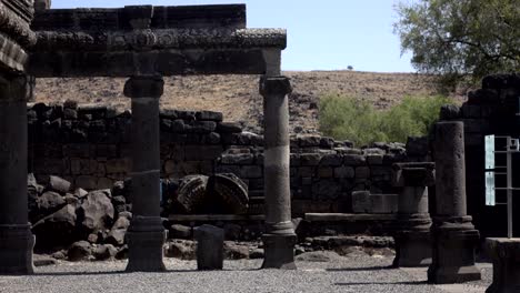 Vista-de-entrada-de-los-restos-de-la-antigua-sinagoga-negro