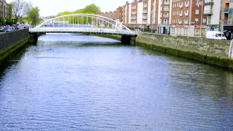 Panorama-im-sonnigen-Tag-des-Liffey-Bridge-in-Dublin,-Irland