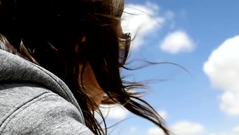 Langhaarige-Frau-mit-fliegenden-Haare-im-freien