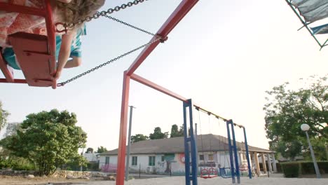 Kinder-schwingen-zusammen-auf-einem-öffentlichen-Spielplatz