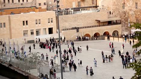 Jerusalén,-muro-de-las-Lamentaciones-y-la-cúpula-de-la-roca,-día-soleado,-gente-en-la-zona,-Israel,-Timelapse