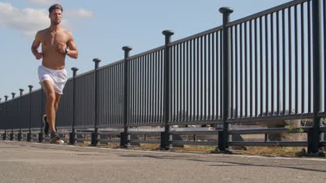 Un-fuerte-y-musculoso-joven-corriendo.