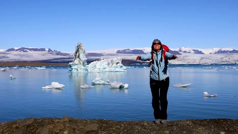 Mädchen,-die-an-der-Küste-von-Glazial-See-Jökulsárlón-springen