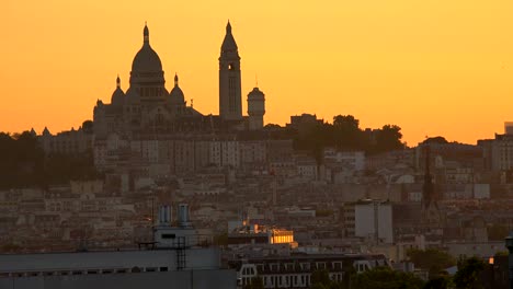 Sacred-Heart-Sacre-Coeur-Church-in-Montmartre-at-sunset,-Paris,-france