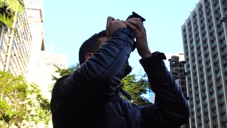 Hombre-fotografiando-la-Avenida-Paulista,-Sao-Paulo,-Brasil