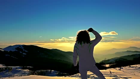 Pose-de-victoria-por-la-mujer-en-la-cima-de-montaña-manos-levantar-al-atardecer-en-el-concepto-de-fondo-Domingo-Victoria,-éxito,-negocios.-Stock-de-steadycam-UHD-video