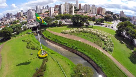 Brasilianische-Flagge-auf-Ipiranga,-Sao-Paulo,-Brasilien