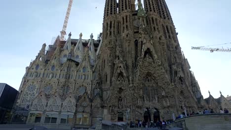 Vista-de-la-Sagrada-Familia,-una-gran-iglesia-católica-en-Barcelona,-España,-diseñado-por-el-catalán-Antoni-Gaudí,-el-arquitecto-en-10-de-febrero-de-2016.-Barcelona