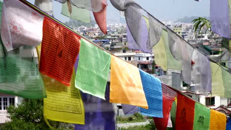 Gebetsfahnen-auf-dem-Hintergrund-von-Kathmandu-Häuser