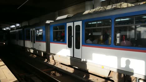 Tren-de-tránsito-del-carril-de-Manila-y-los-viajeros