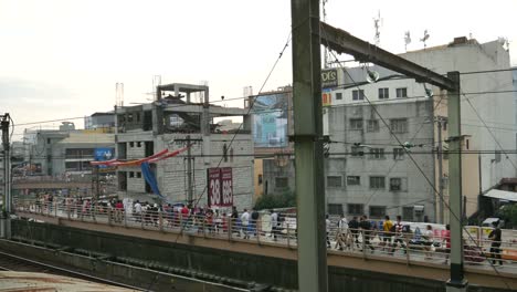 Manila-Rail-Transit-Train-and-commuters