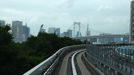 Tren-de-alta-velocidad-pasando-moderno-olímpico-centro-de-negocios-en-Tokio