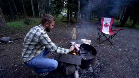 Hombre-cocinar-en-barbacoa-camping-en-primavera