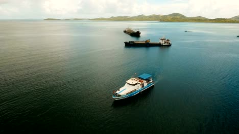 Aerial-Fracht--und-Passagierschiffen-Schiffe-im-Meer.-Philippinen,-Siargao