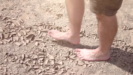 Video-of-man-walking-on-the-desert-in-real-slow-motion