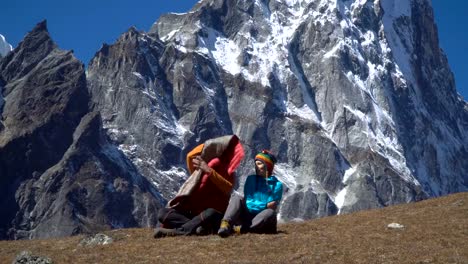 Man-and-woman-in-the-mountains