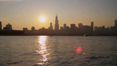 Chicago-Skyline-Blick-auf-die-Wolkenkratzer-der-Stadt-bei-Sonnenuntergang