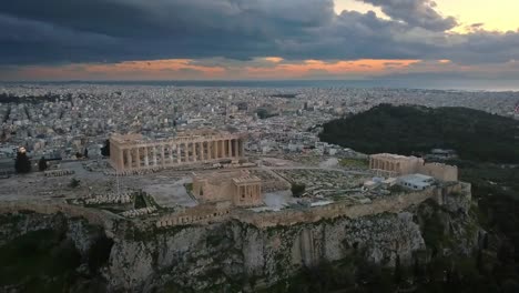 Luftaufnahme-der-Akropolis-von-Athen-bei-Sonnenuntergang