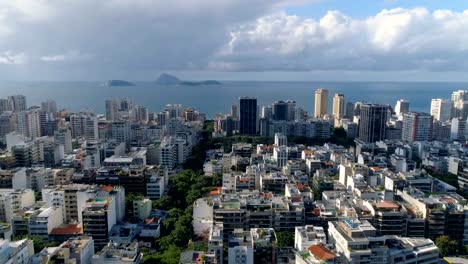 Tiro-de-ángulo-alto-de-edificios-de-la-ciudad-de-playa-de-Ipanema-con-mar-en-el-horizonte,-Río-de-Janeiro