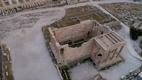 Luftaufnahme-des-Erechtheion-in-alten-Zitadelle-der-Akropolis-von-Athen-in-Griechenland